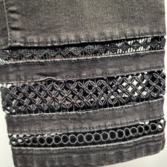 DG2 by Diane Gilman Black Ankle Cropped Jeans w/ crocheted hems - Size 10 - Picture 3 of 5